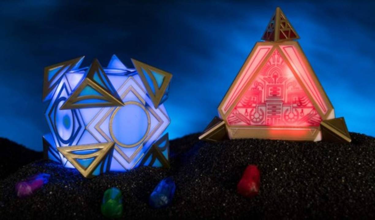 Holocrones jedi y sith, además de cristales kyber adornan el parque temático el cual ha sido uno de los más esperados.